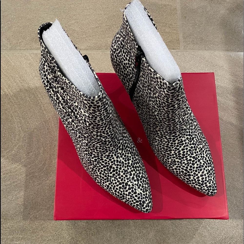 NWOT - Kelly & Katie Arina Ankle Bootie
